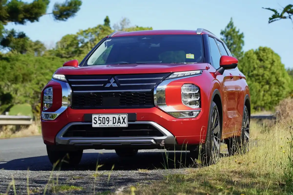 2025 mitsubishi outlander exceed headlights