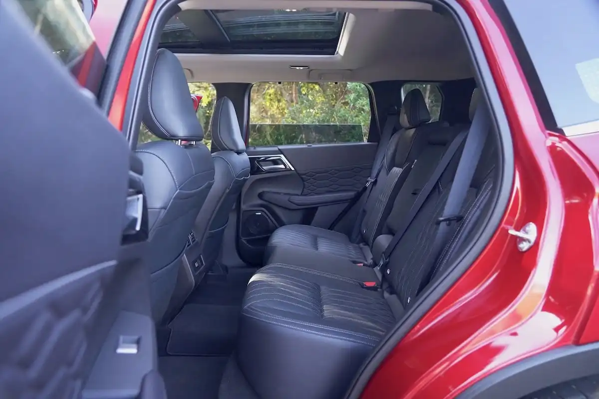 2025 mitsubishi outlander exceed rear seats