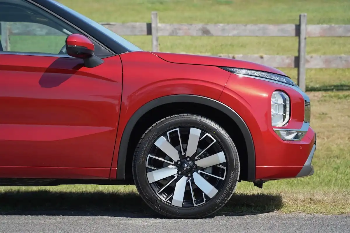 2025 mitsubishi outlander exceed wheel