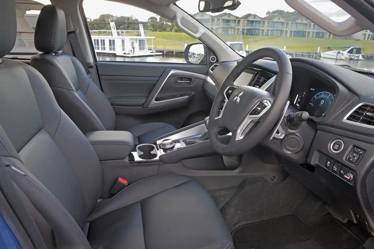 2025 mitsubishi pajero sport driver-seat