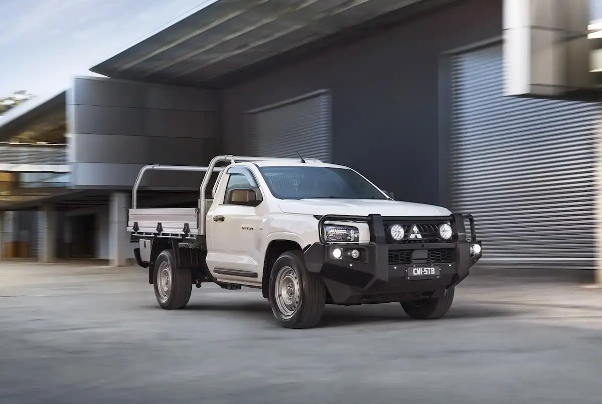 2025 mitsubishi triton headlights