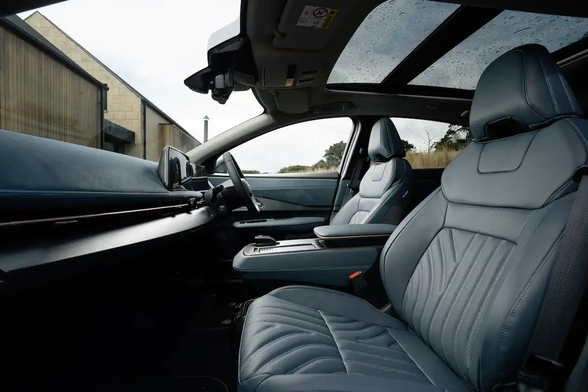 2025 nissan ariya seats