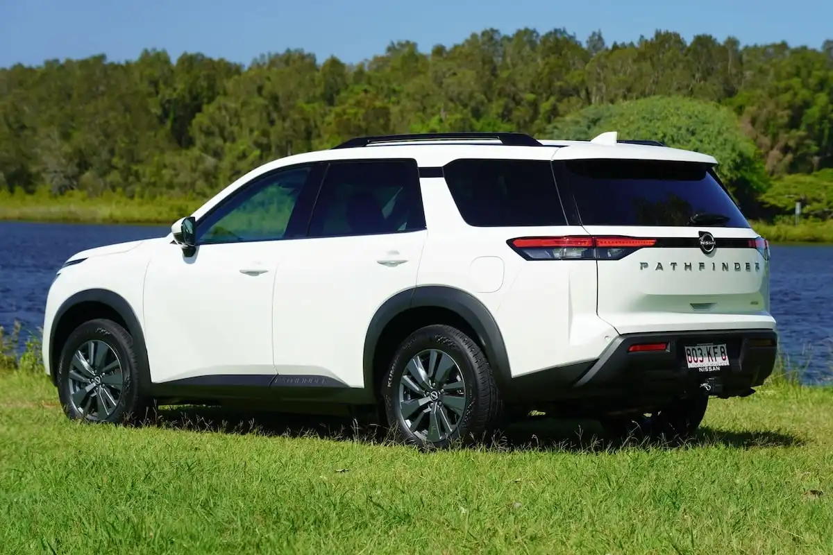 2025 nissan pathfinder st-l awd back