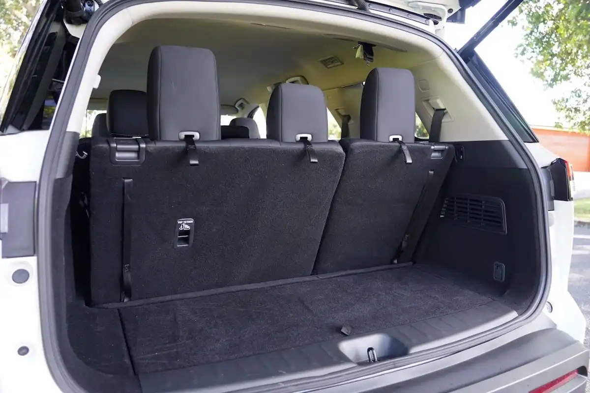 2025 nissan pathfinder st-l awd boot