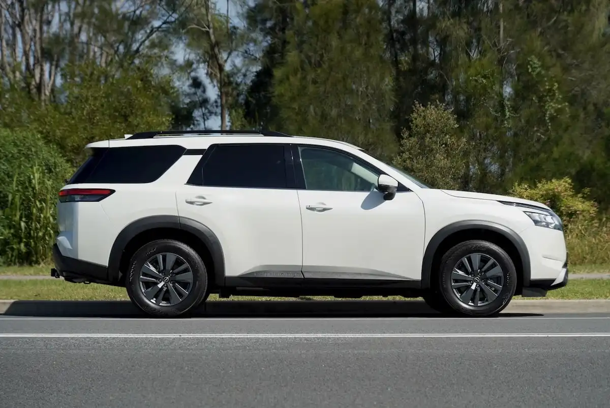 2025 nissan pathfinder st-l awd doors