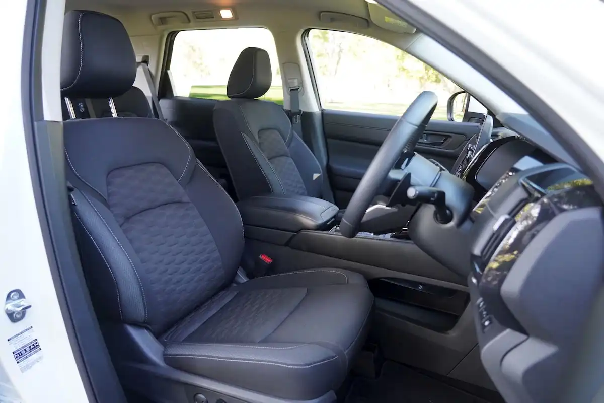 2025 nissan pathfinder st-l awd driver seat
