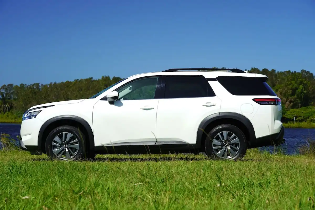 2025 nissan pathfinder st-l awd exterior