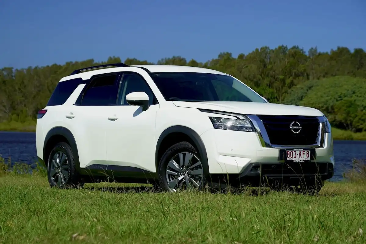 2025 nissan pathfinder st-l awd front