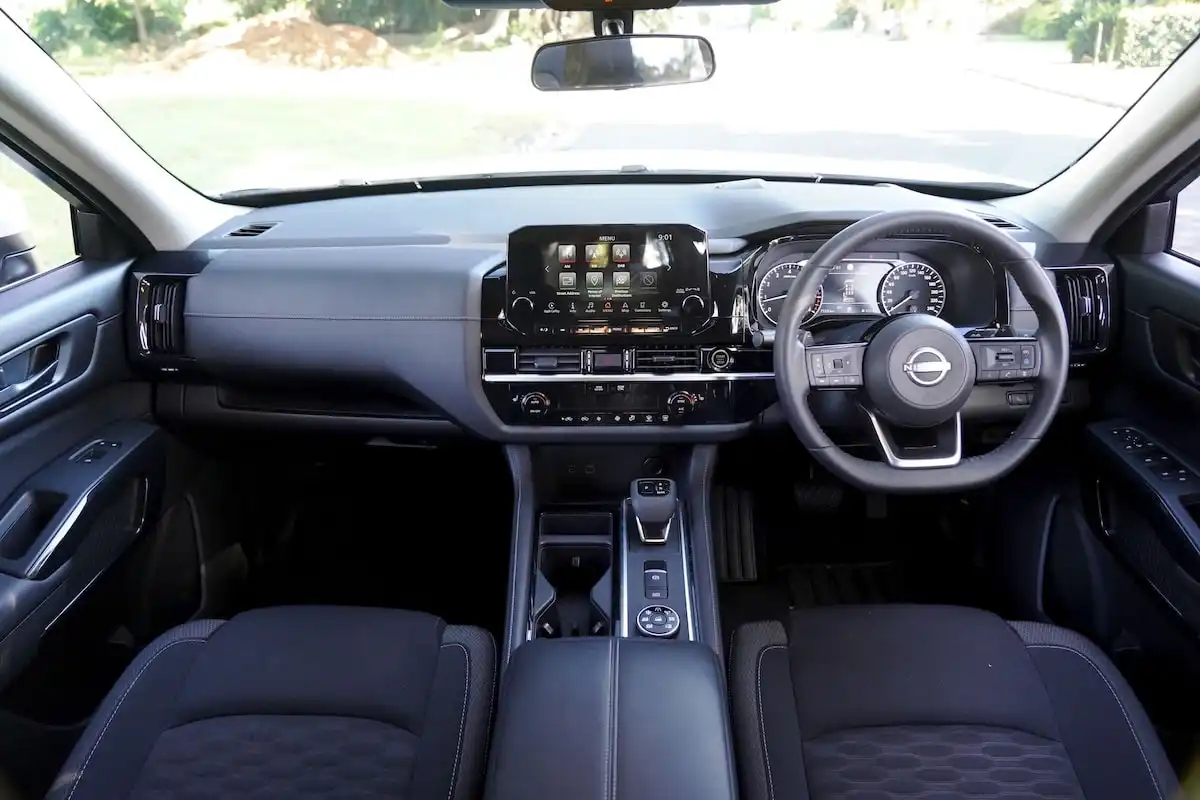 2025 nissan pathfinder st-l awd interior