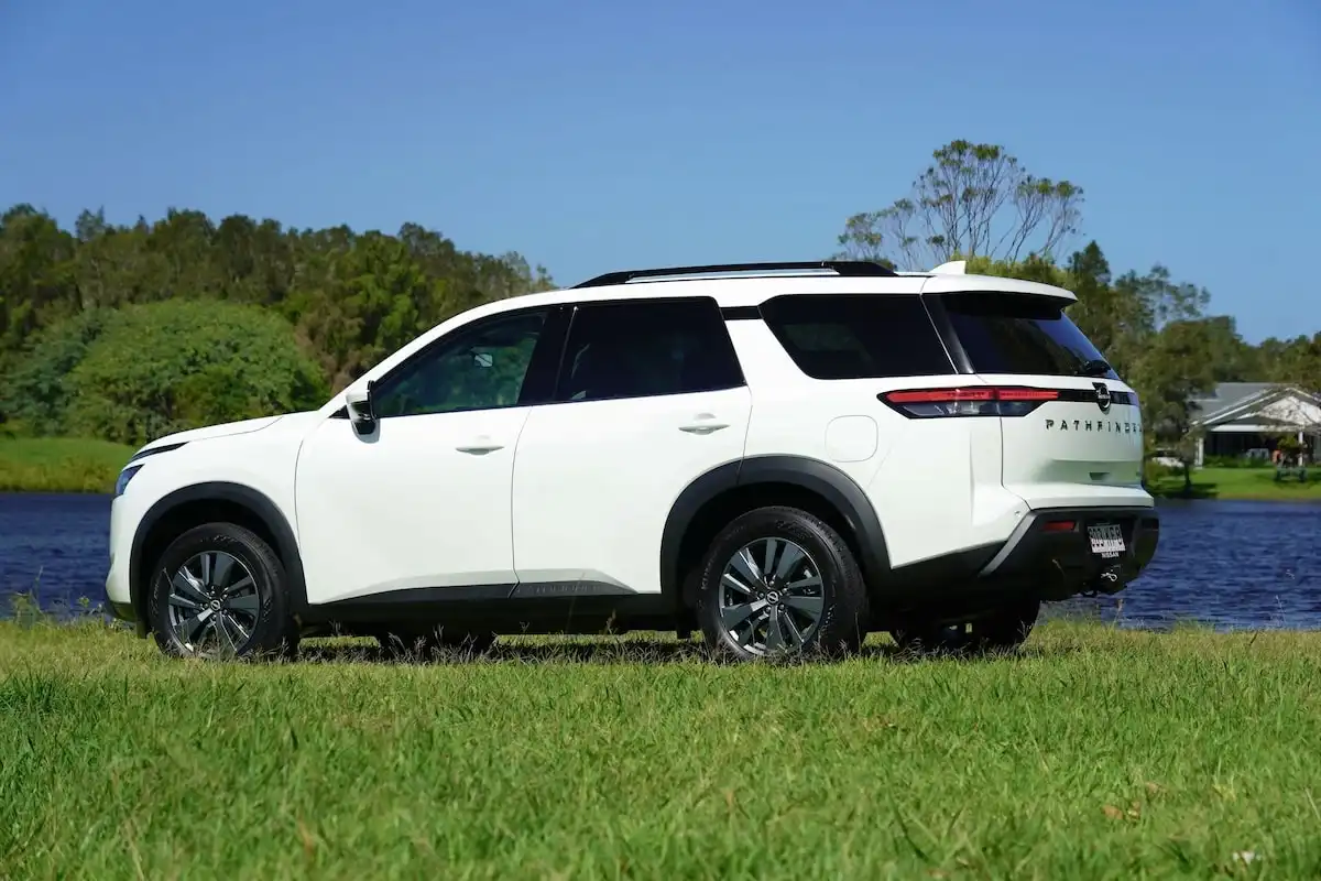 2025 nissan pathfinder st-l awd parking