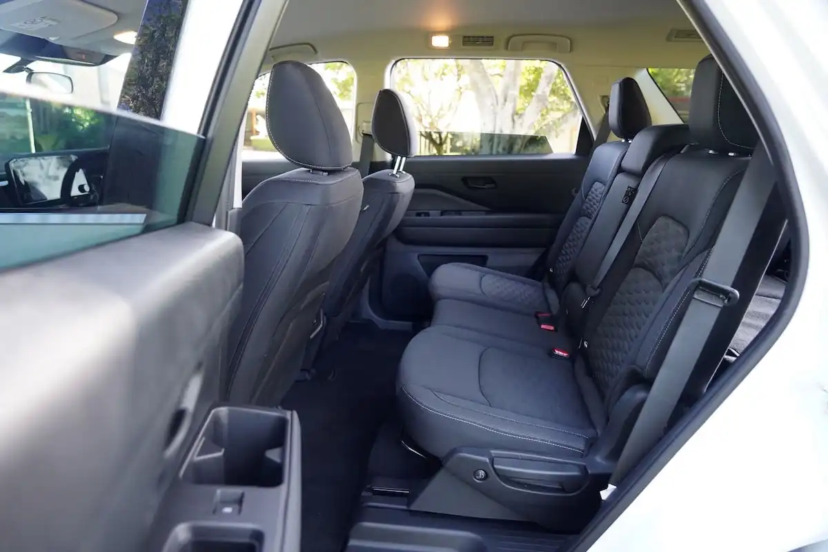 2025 nissan pathfinder st-l awd resr seats