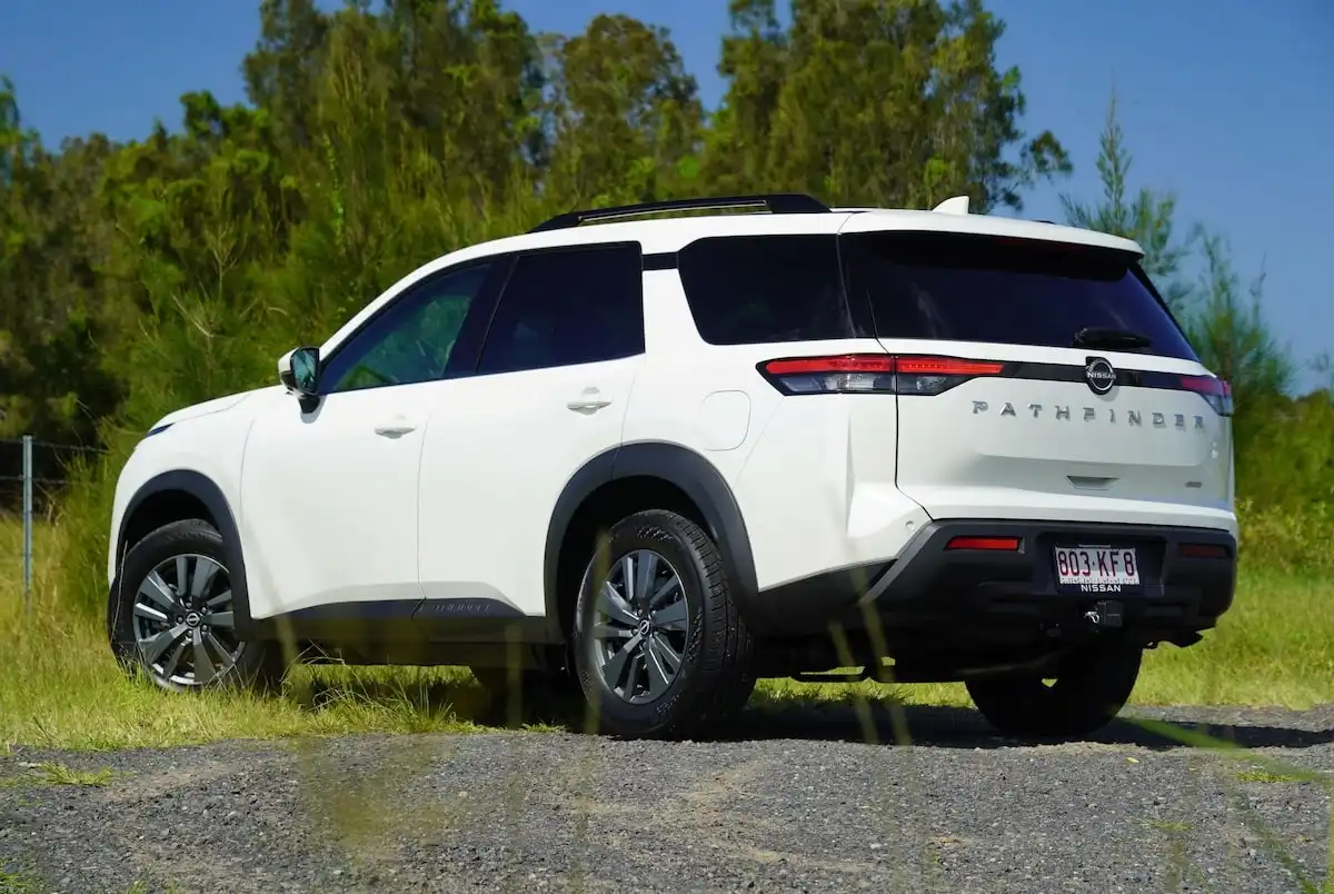 2025 nissan pathfinder st-l awd rear