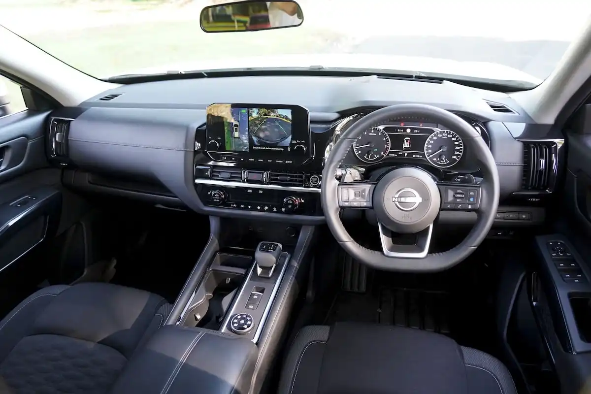 2025 nissan pathfinder st-l awd seats