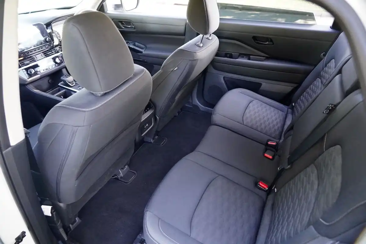 2025 nissan pathfinder st-l awd second row seats
