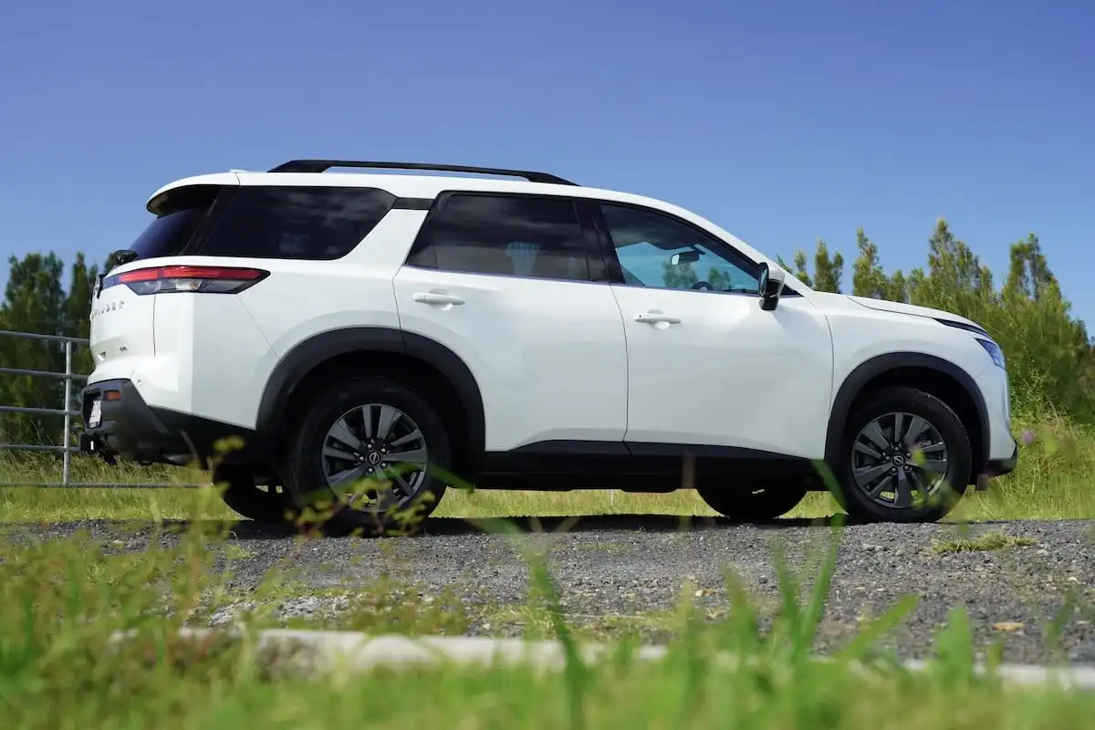 2025 nissan pathfinder st-l awd side