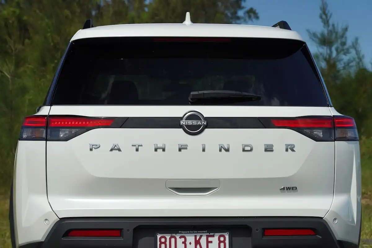 2025 nissan pathfinder st-l awd tailgate