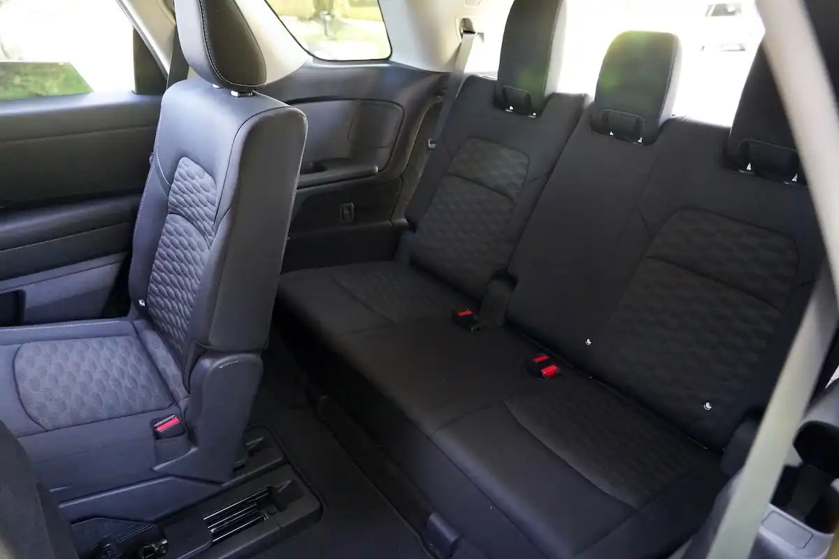 2025 nissan pathfinder st-l awd third row seats