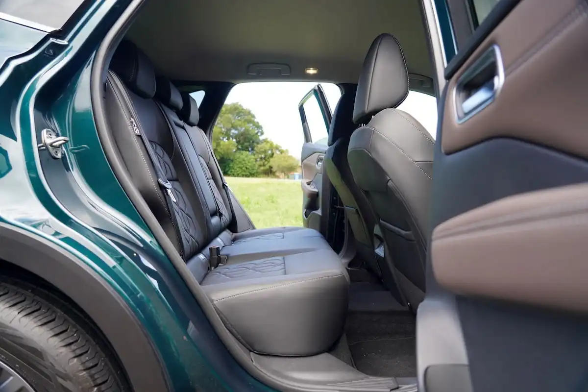 2025 nissan qashqai ti rear seat