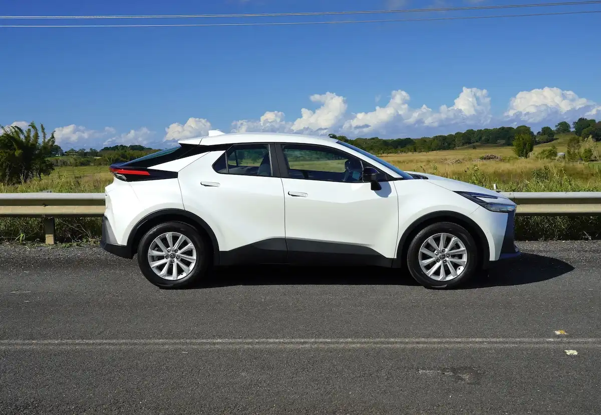 2025 toyota c-hr gxl doors