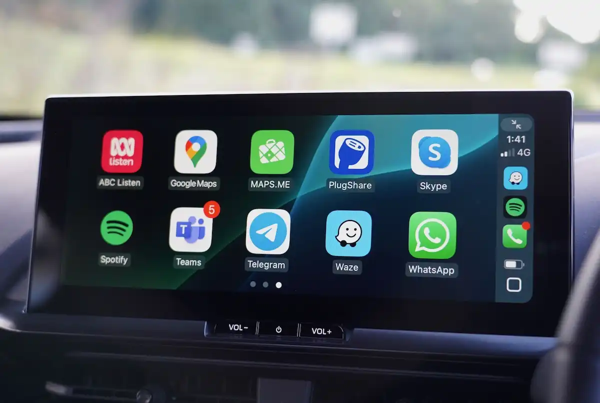 2025 toyota c-hr gxl infotainment system