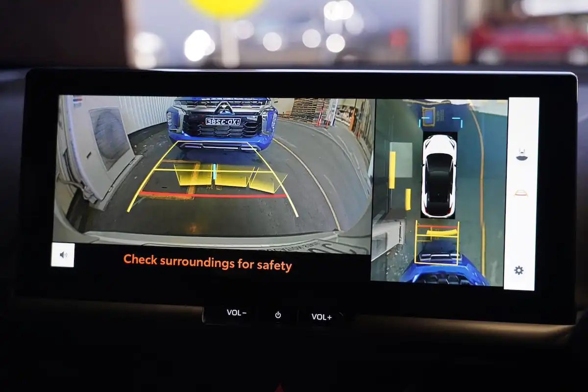 2025 toyota c-hr gxl parking assist