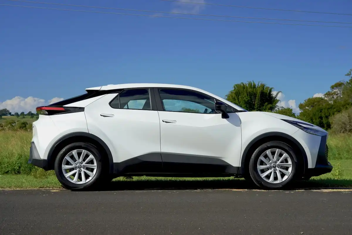 2025 toyota c-hr gxl side