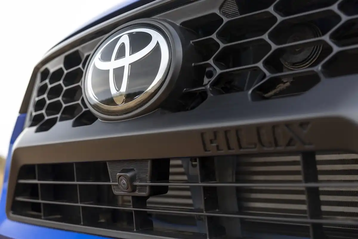 2025 toyota hilux grille