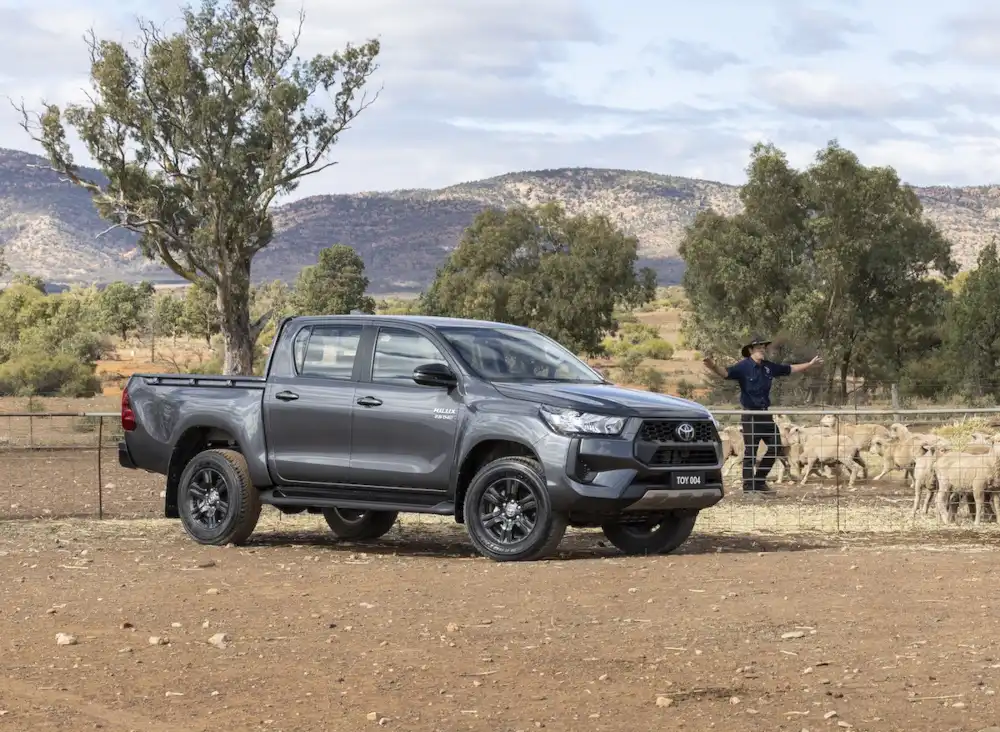 2025 toyota hilux side