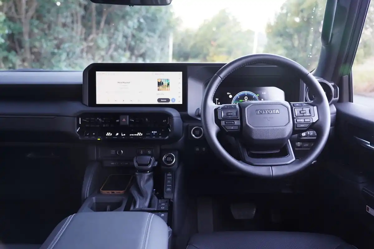 2025 toyota landcruiser prado gxl connectivity