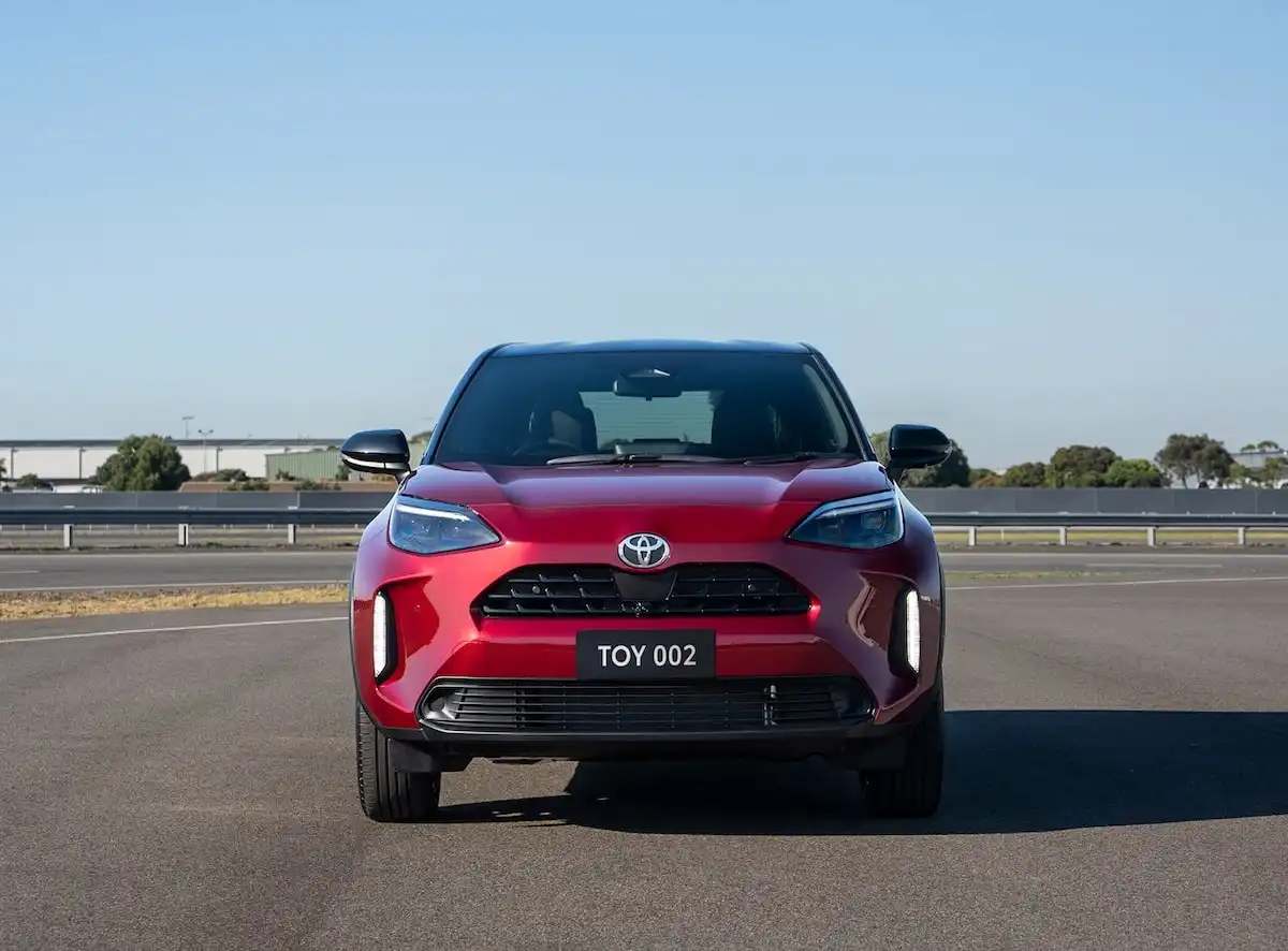 2025 toyota yaris cross p-plater