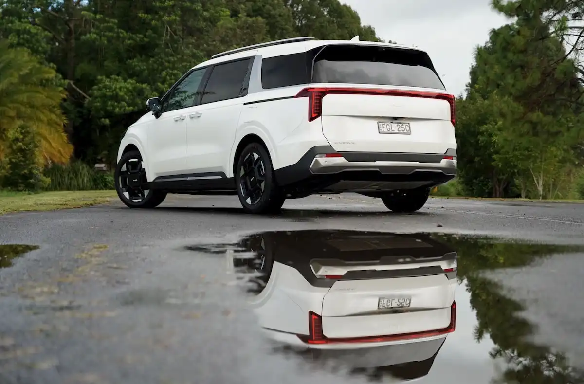2026 kia carnival gt-line diesel back