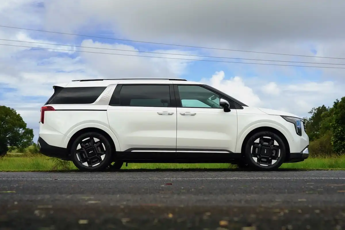 2026 kia carnival gt-line diesel side
