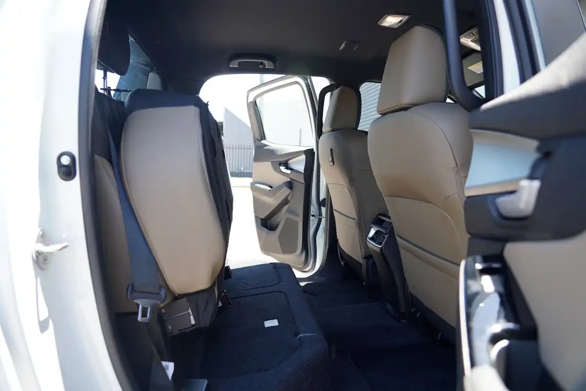 my24 mazda bt-50 sp 4x4 child seats