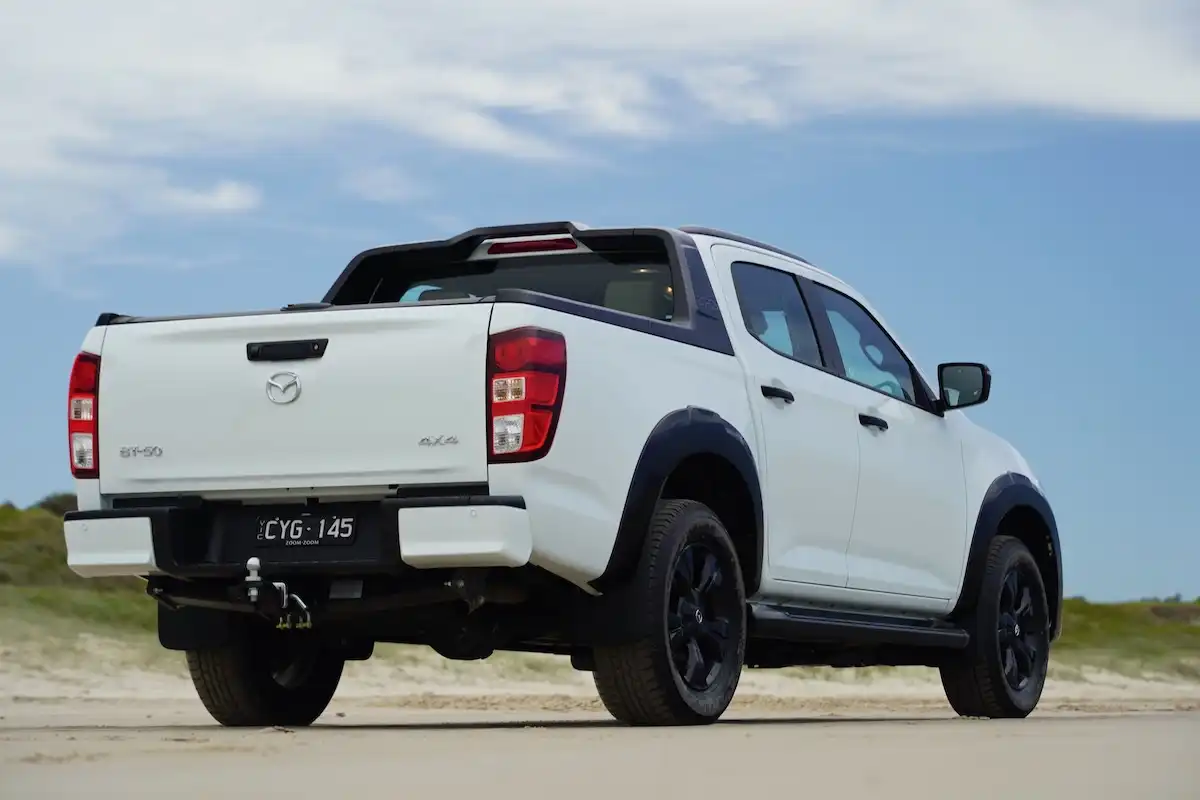 my24 mazda bt-50 sp 4x4 hazard lights