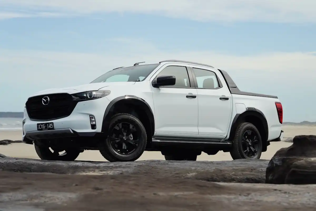 my24 mazda bt-50 sp 4x4 side